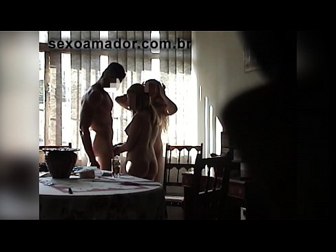 ❤️ Amigos sexuais convidam um homem gigante e uma ménage à trois com ele Porno vídeo em nós ☑